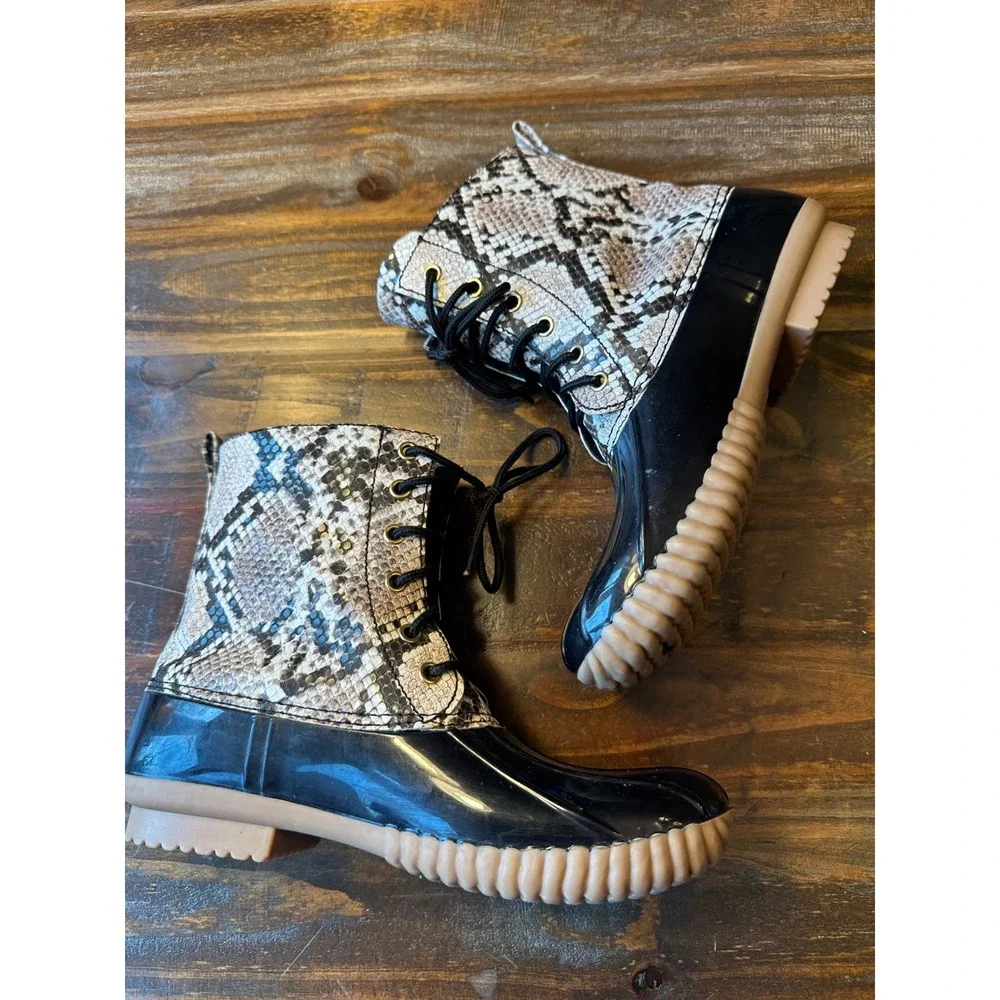 Yoki Womens Snakeskin Print Duck Boots Black Rubber Lace Up Ankle Rain Boots‎ 8